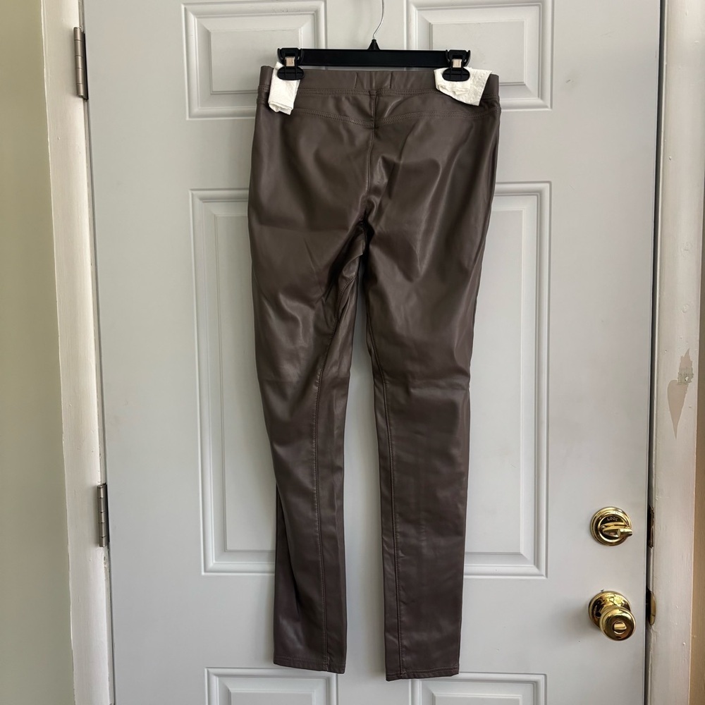 ❤️2/$15 or 3/$21❤️Abercrombie & Fitch Taupe Faux Leather Leggings, Size M - Picture 6 of 10